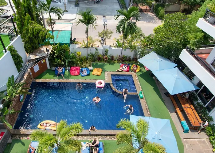 Mad Monkey Hostel *