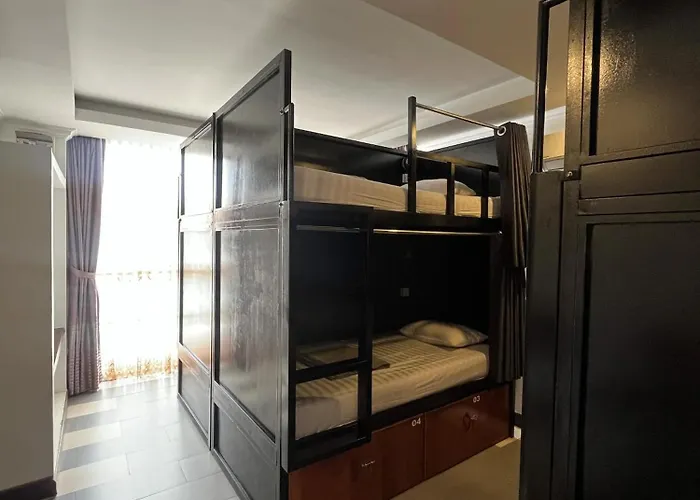 Mad Monkey Hostel *